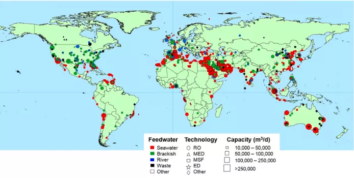 FIGURA 3: Mapa de la dessalinització al món. En vermell les plantes que converteixen aigua de mar (El Sevier, 2023)