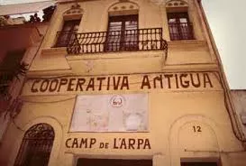 Façana de la Cooperativa l’Antiga, al carrer Fontova (Camp de l’Arpa, Barcelona)
